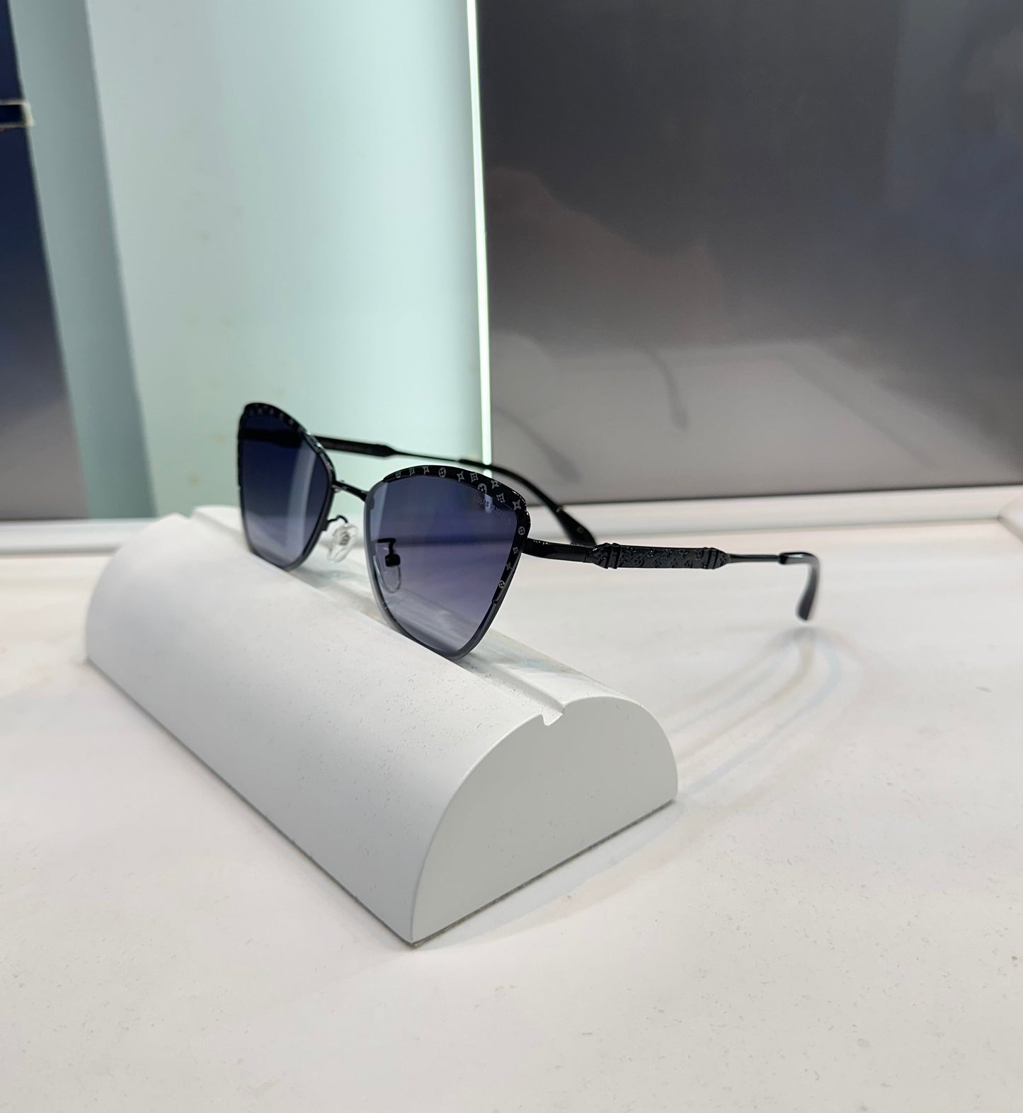 Loui s Vuitto n 3532 Ultimate Luxury Shade With Original Packaging