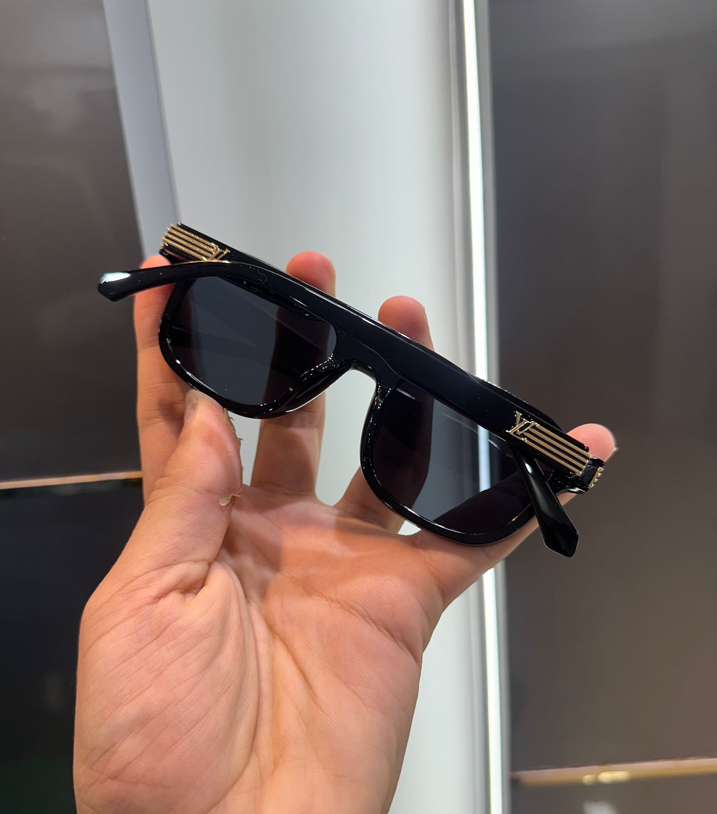 Loui s Vuttio n Black 2941 Ultimate Luxury Shade With Original Packaging